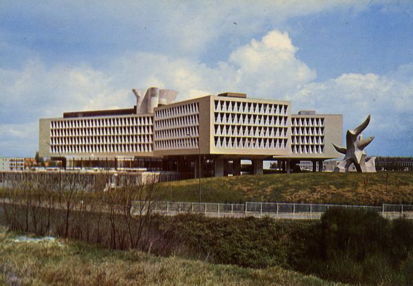 Cartes Postales Pop et  Kitsch des années 50, 70 et 70 - Pop and kitsch vintage postcards from the fifties, the sixties and the seventies : CLAMART Centre Hospitalier