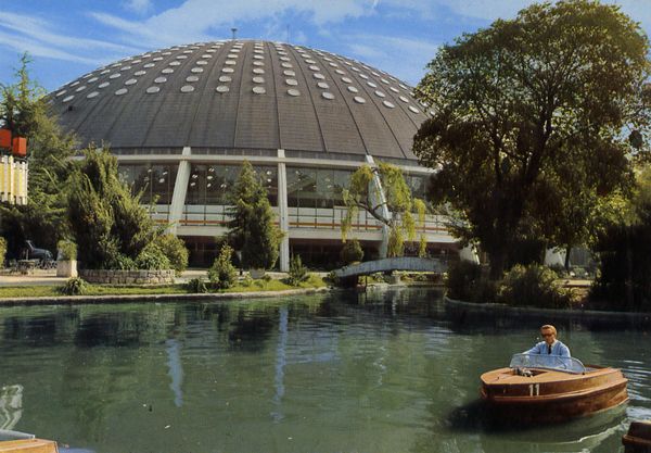 Cartes Postales Pop et  Kitsch des années 50, 70 et 70 - Pop and kitsch vintage postcards from the fifties, the sixties and the seventies : PORTO Pavillon des Sports