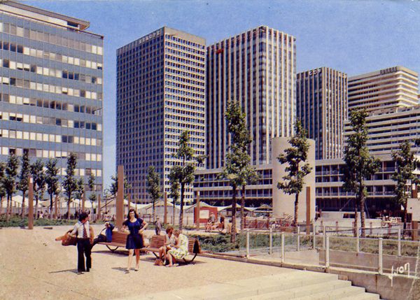 Cartes Postales Pop et Kitsch des années 50, 70 et 70 - Pop and kitsch vintage postcards from the fifties, the sixties and the seventies : 92400 COURBEVOIE (Hauts-de-Seine) Quartier de la Défense Tours Esso, Europe, Aquitaine, E.d.F.-G.d.F., Aurore, Vision 80