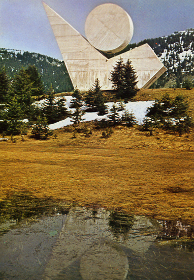 Cartes Postales Pop et Kitsch des années 50, 70 et 70 - Pop and kitsch vintage postcards from the fifties, the sixties and the seventies : PLATEAU DES GLIERES - Haute-Savoie - France Alt. 1440 m. Monument National à la Résistance (31 janvier - 26 mars 1944). Sculpteur : GILIOLI. Inauguré le 2 septembre 1973 par M. André MALRAUX.