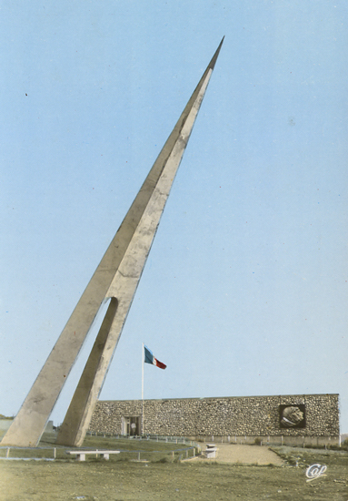 Cartes Postales Pop et Kitsch des années 50, 70 et 70 - Pop and kitsch vintage postcards from the fifties, the sixties and the seventies : ETRETAT - Le monument