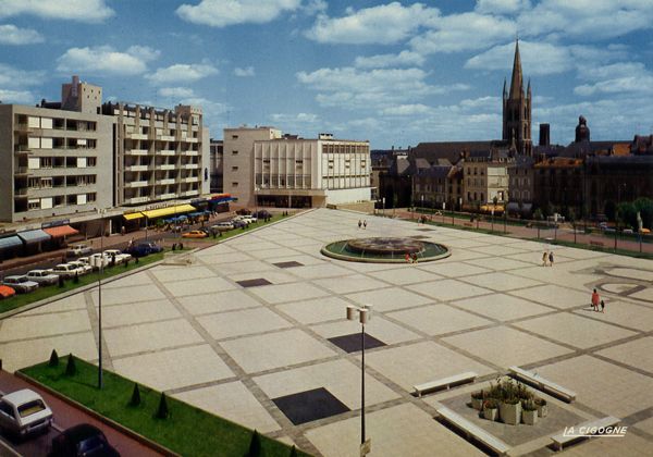 Cartes Postales Pop et  Kitsch des années 50, 70 et 70 - Douceur de vivre : Limoges (Haute-Vienne) Place de la République et l'Eglise Saint-Pierre