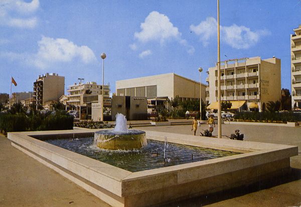 Cartes Postales Pop et  Kitsch des années 50, 70 et 70 - Douceur de vivre : Canet Plage (66) La place de la Méditerranée - Le Bassin