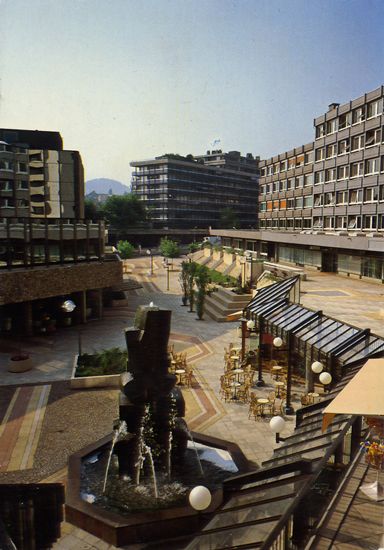 Cartes Postales Pop et  Kitsch des années 50, 70 et 70 - Douceur de vivre : CHAMALIERES (Puy-de-Dômes) Le Nouveau centre EUROPE