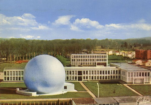 Cartes Postales Pop et  Kitsch des années 50, 70 et 70 - Pop and kitsch vintage postcards from the fifties, the sixties and the seventies : TOULOUSE (Hte-Garonne) Laboratoire d'optique électronique Le plus puissant microscope électronique du monde est à l'intérieur de la sphère Diamètre de la sphère : 24 m.