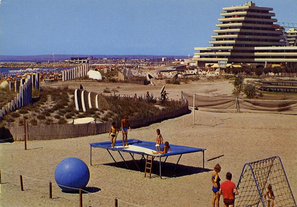 Cartes Postales Pop et  Kitsch des années 50, 70 et 70 - Pop and kitsch vintage postcards from the fifties, the sixties and the seventies : Jeux de plein air