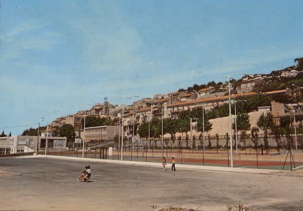 Cartes Postales Pop et  Kitsch des années 50, 70 et 70 - Pop and kitsch vintage postcards from the fifties, the sixties and the seventies : Jeux de plein air