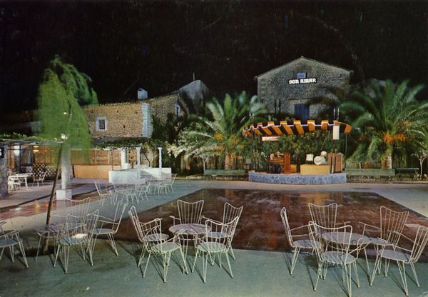 Cartes Postales Pop et Kitsch des années 50, 70 et 70 - Pop and kitsch vintage postcards from the fifties, the sixties and the seventies : PREDIO SON AMAR (Barbecue) Farm-house built in the 16th Century by Don Juna Amar, Marqués de Reguer - View of dancing Garden Carretera de Soller Mallorca (Baleares) España