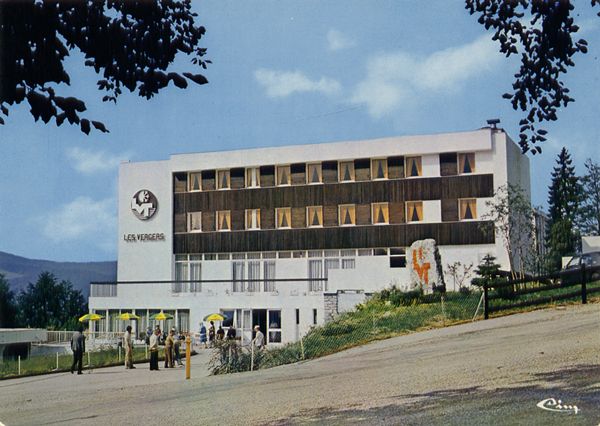 Cartes Postales Pop et Kitsch des années 50, 70 et 70 - Pop and kitsch vintage postcards from the fifties, the sixties and the seventies : Quelques étapes chaleureuses - LOISIRS VACANCES TOURISME Les VERGERS<br />25130 Villers le Lac 16 (81) 43.02.89