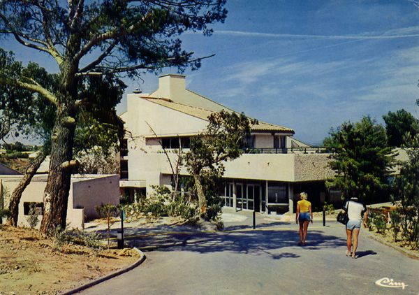 Cartes Postales Pop et Kitsch des années 50, 70 et 70 - Pop and kitsch vintage postcards from the fifties, the sixties and the seventies : Quelques étapes chaleureuses - ROQUEBRUNE-sur-ARGENS - LES ISSAMBRES (Var) CENTRE DE VACANCES C.C.E. - P.C.U.K. LA GAILLARDE 83600 ST-AYGULF Tél : 94 - 43.18.35