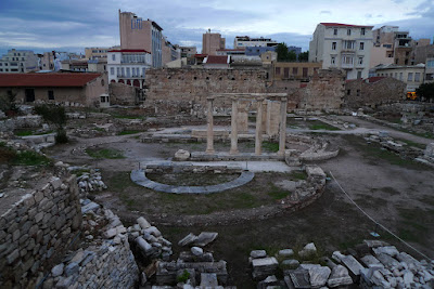 Ruins like this are scattered all over Athens. It´s pretty amazing and hard to believe such a big city just happens around them.
