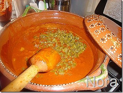 Añade los nopales cocidos, bien escurridos Añade los nopales cocidos, bien escurridos
