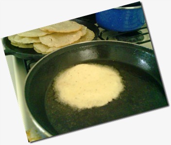 9 Frie la tortilla no muy gruesa