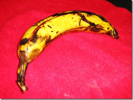 Lava el plátano, sécalo y picalo con un tenedor antes de meterlo al micro