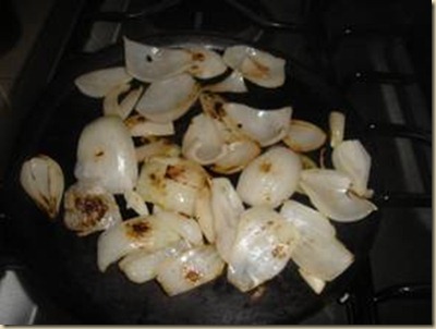 Asa la cebolla separada en gajos Asa la cebolla separada en gajos