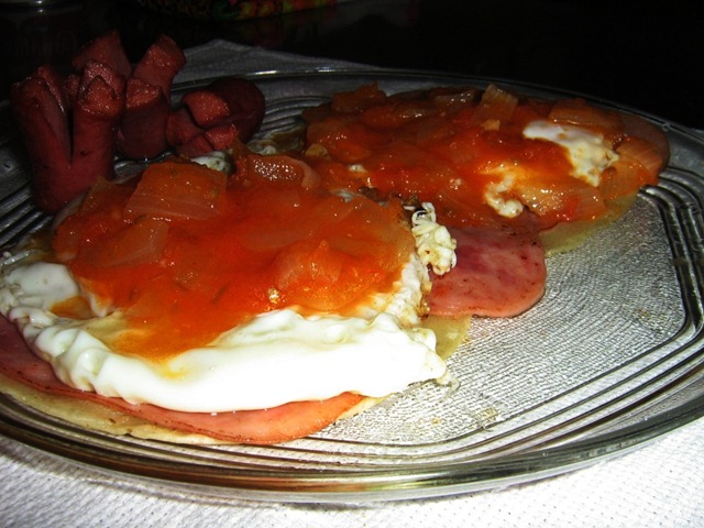 HUEVOS ESTRELLADOS RANCHEROS (3) HUEVOS ESTRELLADOS RANCHEROS (3)