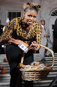 [michelle-obama-trick-of-treating-whi.jpg]