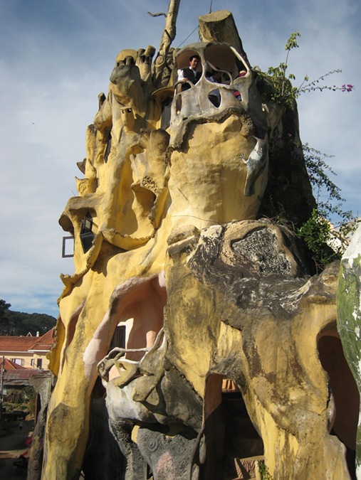 Crazy-House-Vietnam10