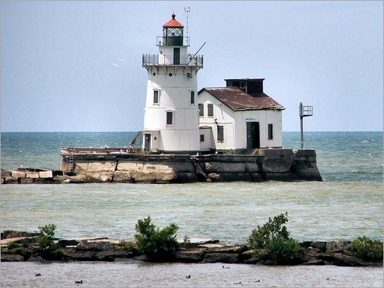 lighthouse-covered-in-ice-palace-cleveland-lake-erie-dark453