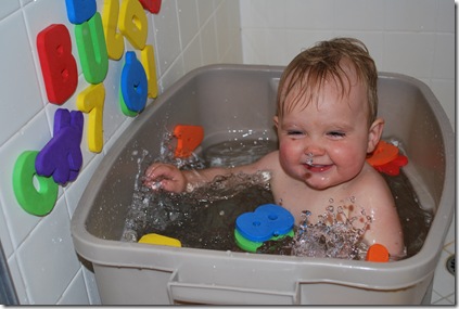 2009-04-27 Myron in tub with ABC 007