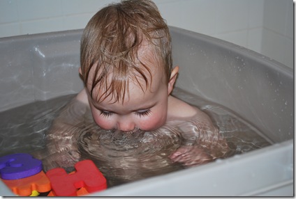 2009-04-27 Myron in tub with ABC 014