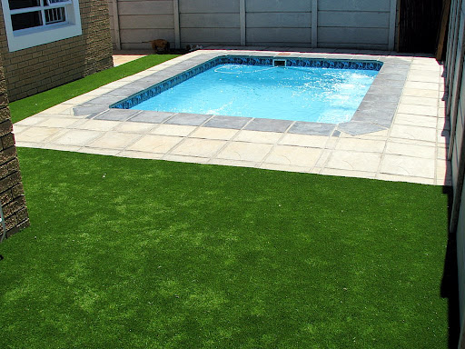 synthetic grass arround the pool