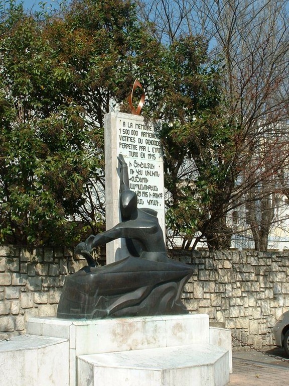 [Statue_de_Thoros3.jpg]