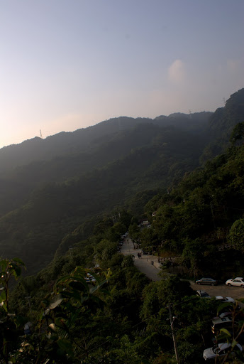 餐廳就在一片山林裡，總覺得這樣的景觀餐廳，主人花錢買座山林，在不過度開發的前提下，將人煙罕至的原始轉變成可讓人休憩放鬆的花園，只希望在懷抱著一個夢想、一個憧憬的同時，不要有過多的商業利益的在乎吧