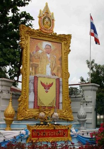 [rey tailandés[3].jpg]