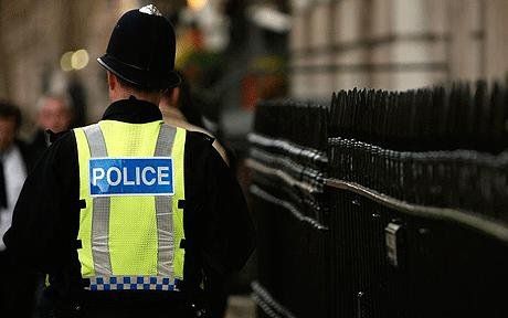 αστυνομικοί στην Αγγλία βγάζουν στο σφυρί κλεμμένα εσώρουχα