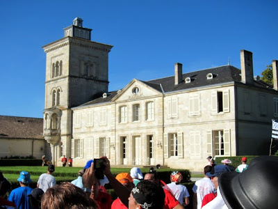 Runners in front of a chateau at the Marathon du Medoc