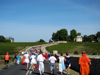 Runners on the street during the Marathon du Medoc