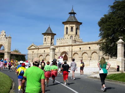 Runners in front of a chateau during the Medoc Marathon