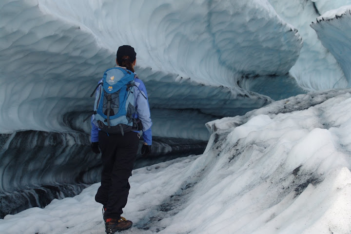 Lau olhando as formações no gelo - Matanuska Glaciar
