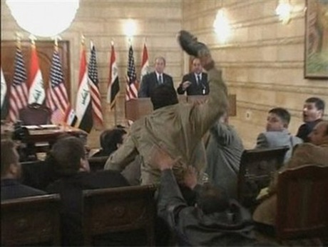 Iraqi reporter throwing shoe at George Bush picture