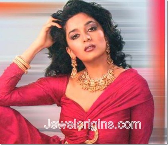 Madhuri-Dixit_Gold_jewellery