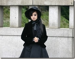É considerada toda Lolita vestida de preto, porém não DARK como as Gothic