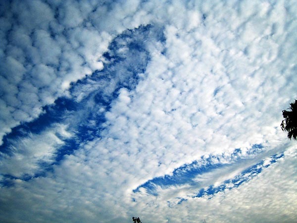 [hole-clouds-8-19-2007[5].jpg]