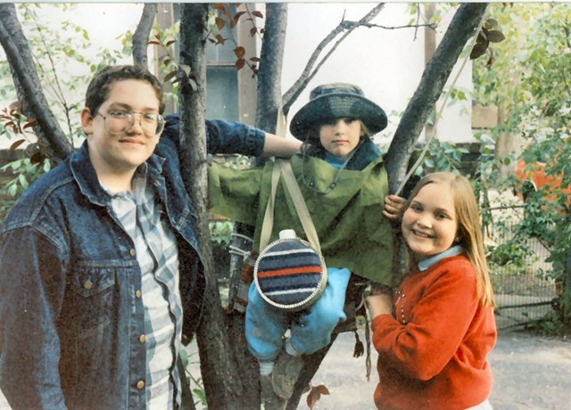 [1988 10 Niels, Elinor and Cordelia in the back yard 4212 Lyndale[2].jpg]