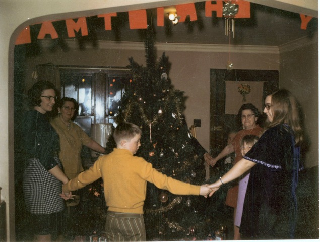 [1971 12 24 Fern, Elin, Bruce, Annalee, Lyn, Oline dancing around tree[2].jpg]