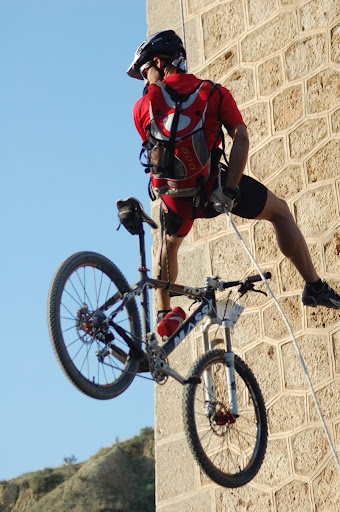 Galvez rapelando con bici