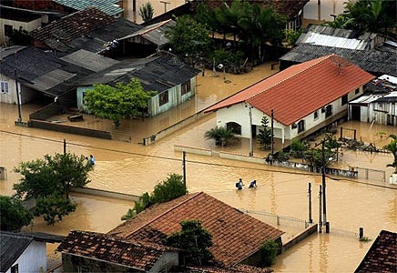 [pessoas-andam-enchente-itajai-436[5].jpg]