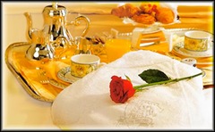 Bravi bravi... godetevi pure la colazione a letto mentre a me tocca andare a lavorare... che possa andarvi la punta del croissant di traverso! :-P