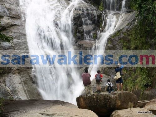 [waterfalls_west_Sarawak_Borneo[2][3].jpg]