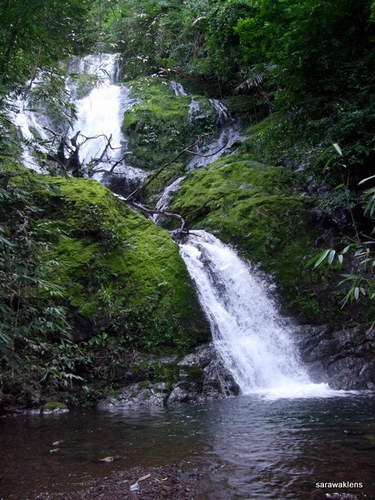 Visiting_a_waterfall_in_Sarawak_12