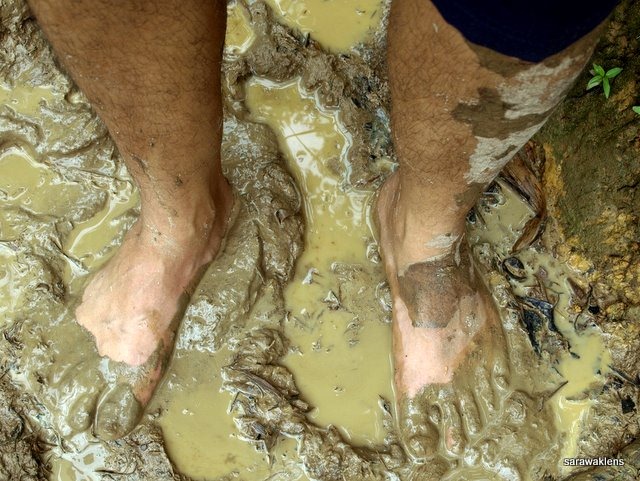 [Trekking_on_muddy_trails_03[5].jpg]
