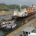 Carguero pasando la esclusa de Miraflores