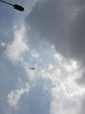 También por aire acompañaron la marcha También por aire acompañaron la marcha