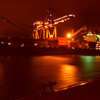 El puerto de noche visto desde el barco