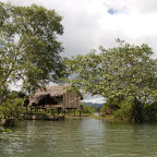 Palafitos en el río Valle Palafitos en el río Valle